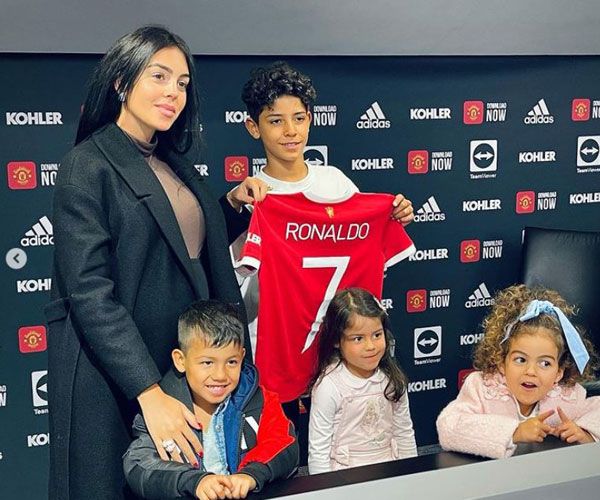 Cristiano Ronaldo's son gets Manchester United No. 7 shirt after signing  first contract - ESPN